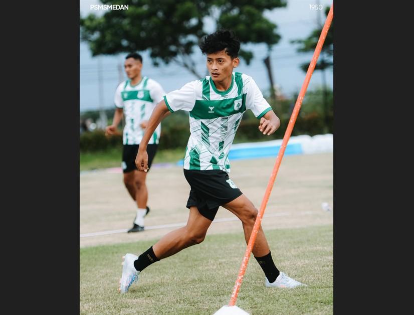 Gelandang-muda-PSMS-Medan-Reyki-Fariz-ketika-melakukan-latihan-bersama.jpg