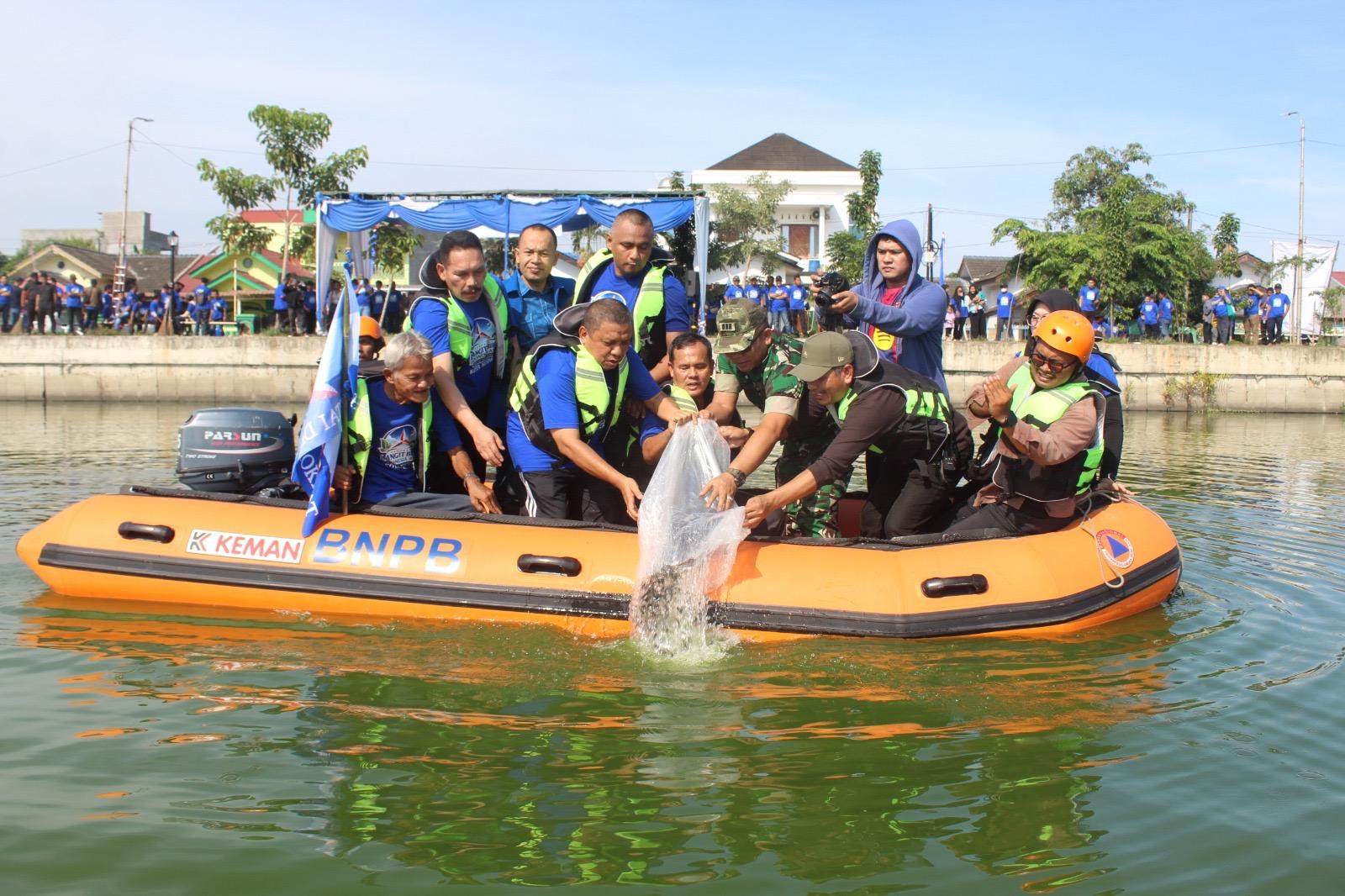 DPC Partai Demokrat Medan Gelar Gerakan Indonesia Asri, Tanam 500 Pohon dan Tebar 2.000 Benih Ikan - Tribun-medan.com
