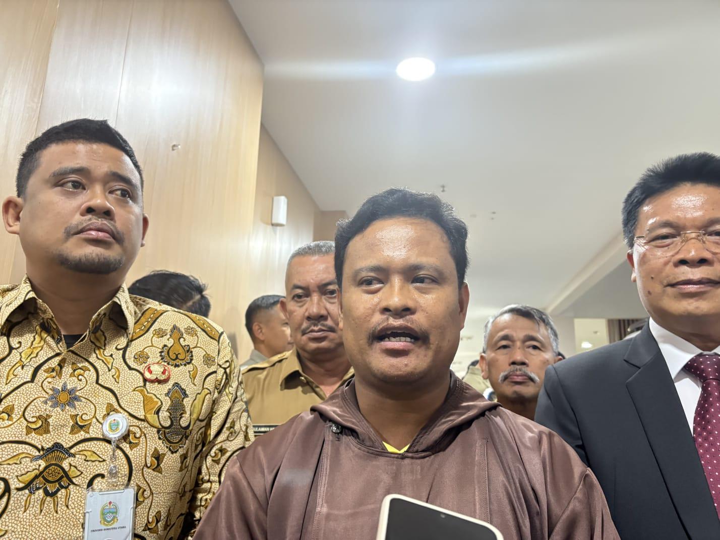 Gubernur-Sumut-Bobbg-Nasution-bersama-Pastor-Walden.jpg