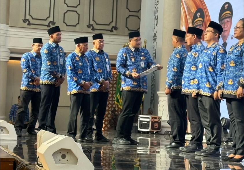 Gubernur-Sumut-Bobby-Nasution-saaat-menyerahkan-SK-penugasan-kepala-sekolah.jpg