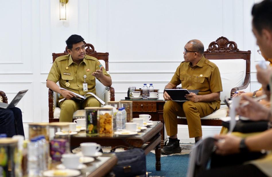 Gubernur-Sumut-Bobby-Nasution-saat-audiensi-dengan-Kepala-Dinas-Kesehatan-11.jpg