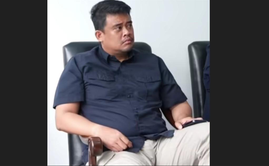 Gubernur-Sumut-Bobby-Nasution-sebelum-cabut-dari-rapat-terkait-bencana-dengan-1.jpg