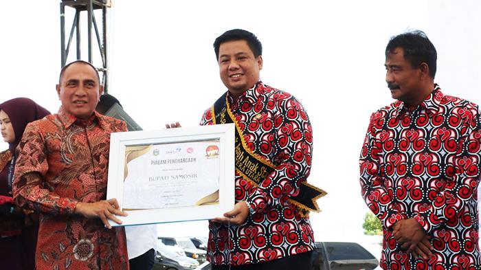 Gubsu-mengukuhkan-Bupati-Samosir-sebagai-Duta-Bapak-Asuh-Anak-Stunting-Sumut.jpg