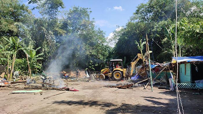 Hancurkan-Barak-Narkoba-Tanjung-Pamah-Pakai-Alat-Berat.jpg