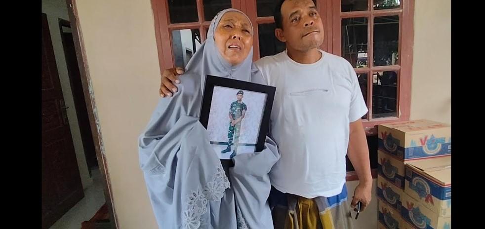 Ibu-Pratu-Farkhan-Syauqi-Marpaung-Marsinah-Wati-Silalahi-terkulai-memeluk-bingkai.jpg