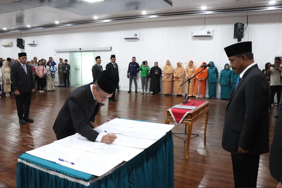 Ikhsan-Siregar-saat-menandatangani-dokumen-saat-dilantik-oleh-Wali-Kota-Binjai.jpg
