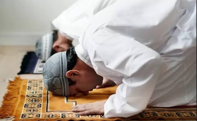 Ilustrasi-Niat-dan-Tata-Cara-Sholat-Idul-Adha_.jpg
