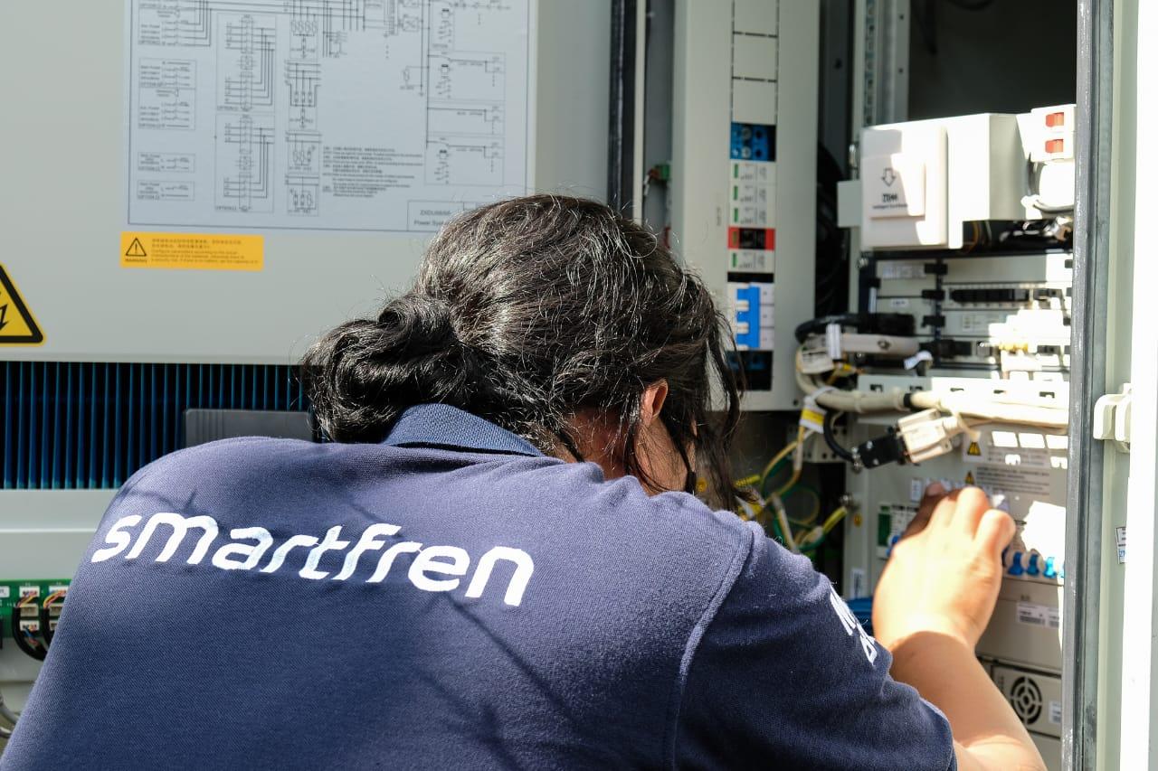 Ilustrasi-pekerja-Smartfren-lakukan-pengawasan-jaringan-HO.jpg