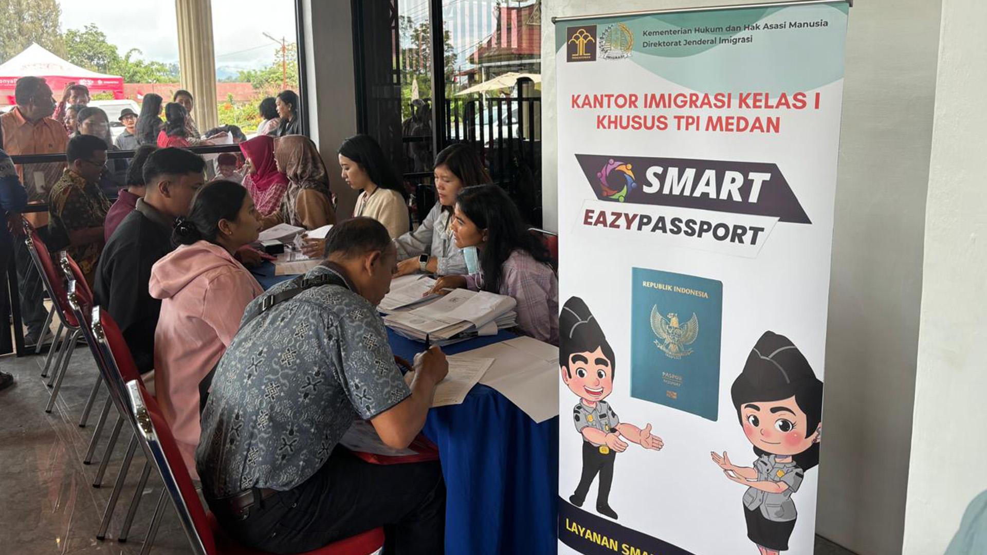 Imigrasi-Medan-berikan-layanan-Smart-Eazy-Pasport.jpg