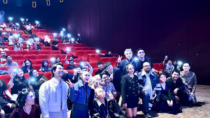 Interaksi-hangat-tim-JÈSTHAM-bersama-para-pemain-dan-pengisi-acara-di-balik-layar-gala-premiere.jpg