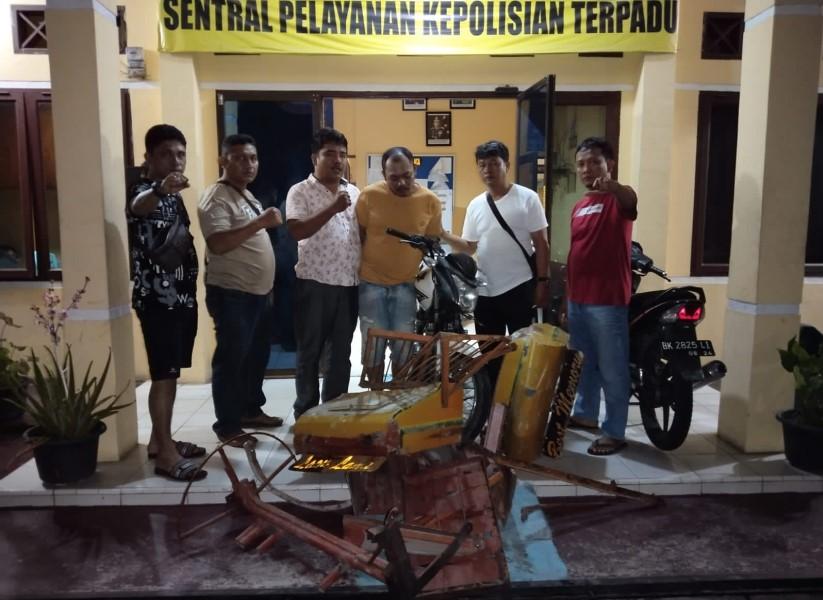 Iqbal-bersama-barang-bukti-becak-yang-sudah-dipotong-potong1.jpg