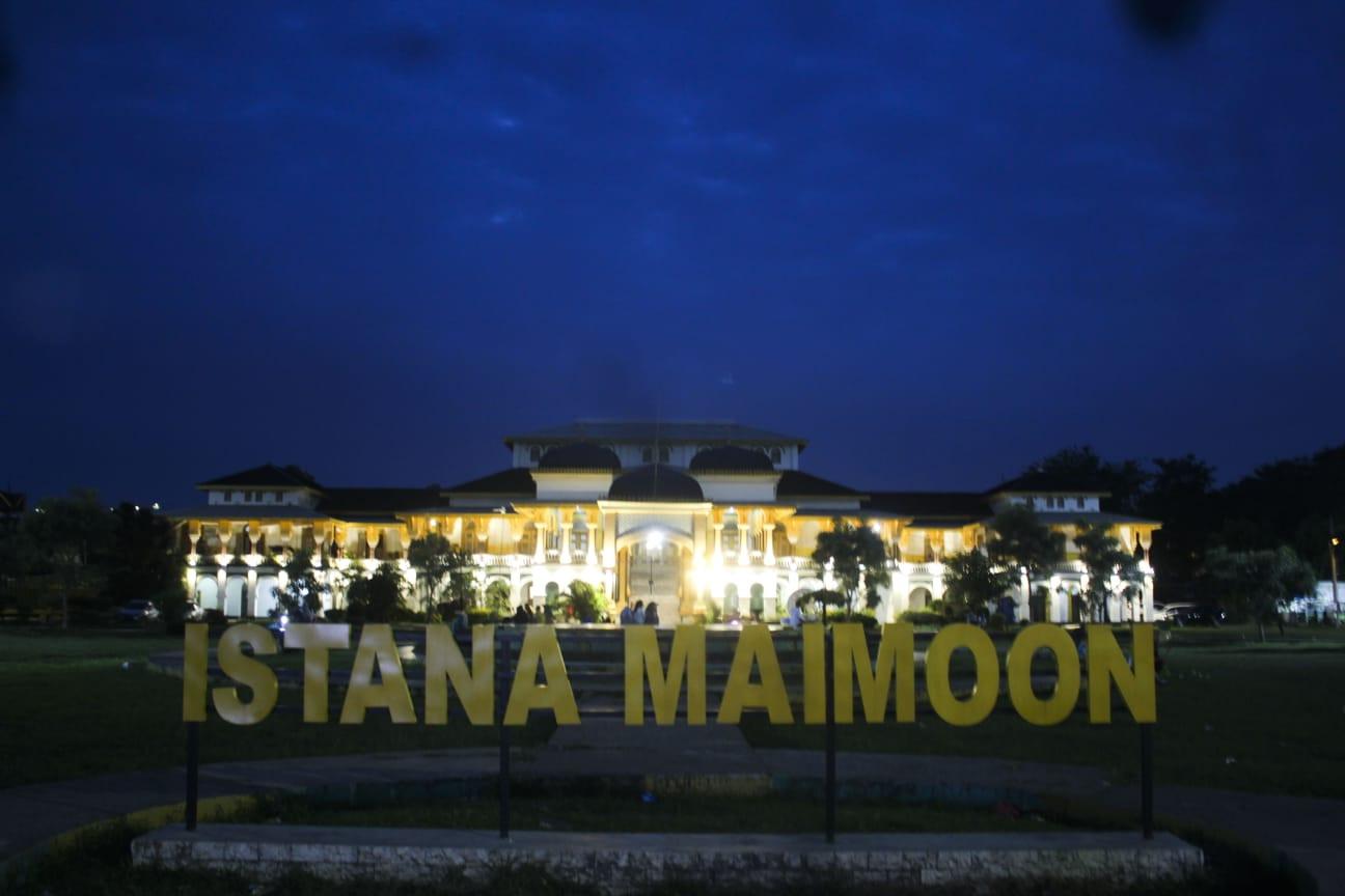 Istana-Maimoon_7-April-2023_01.jpgIstana-Maimoon_7-April-2024_02.jpgSejumlah-warga-Kota-Medan-menikmati-suasana-malam-di-kawasan-Istana-Maimoon.jpg