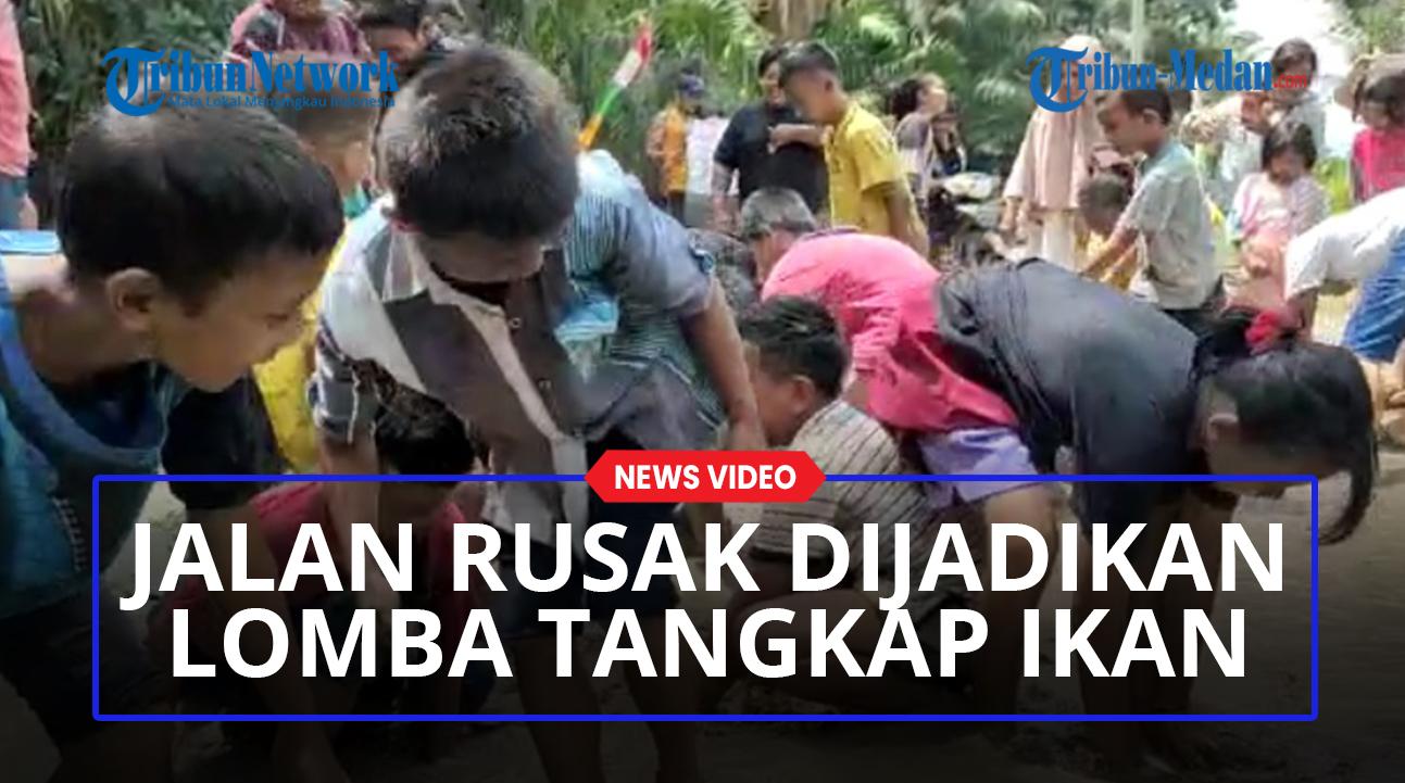 Jalan-rusak-jadi-lomba-tangkap-ikan.jpg