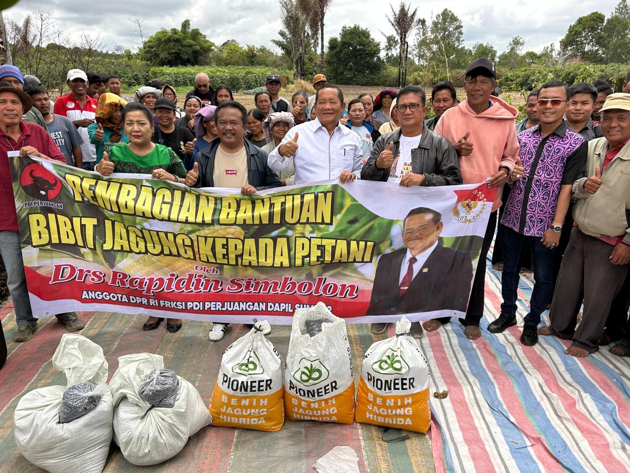 Jalur-setapak-antara-ladang-yang-menjadi-lokasi-kerja-para-petani-sehari-hari.jpg