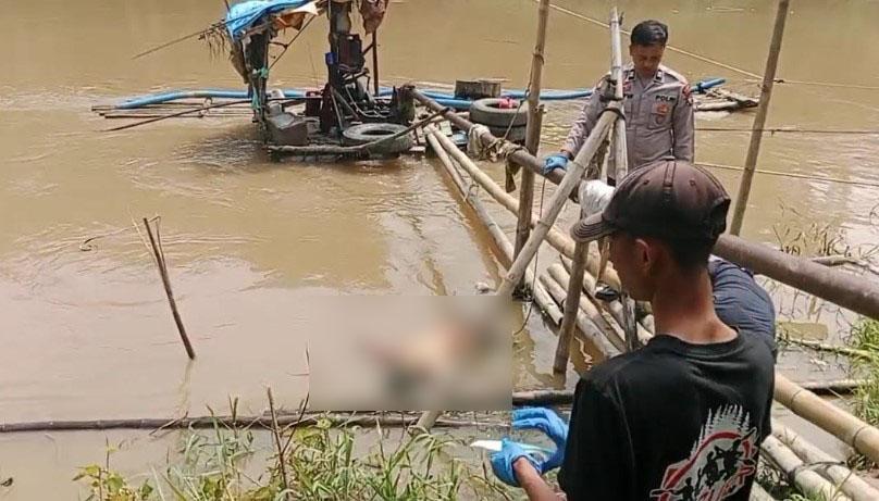 Jasad-MrX-dievakuasi-oleh-petugas-kepolisian-setelah-menyangkut-di-tangkahan.jpg
