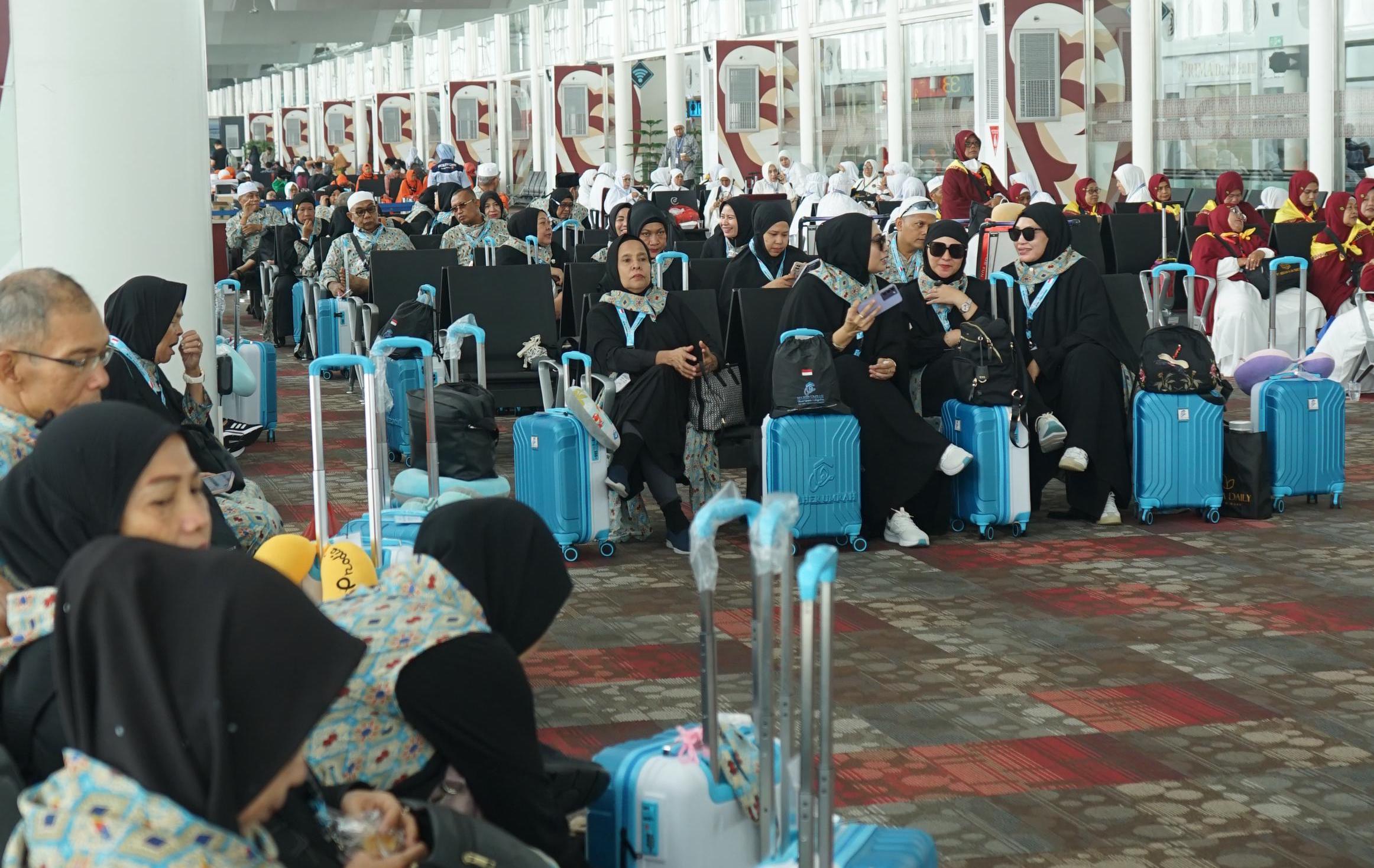 Jemaah-umrah-tengah-menunggu-penerbangan-menuju-Madinah.jpg