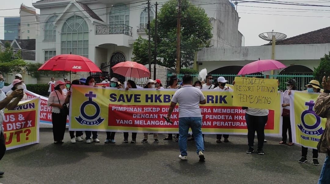 Jemaat-Gereja-HKBP-Pabrik-Tenun-demo.jpg