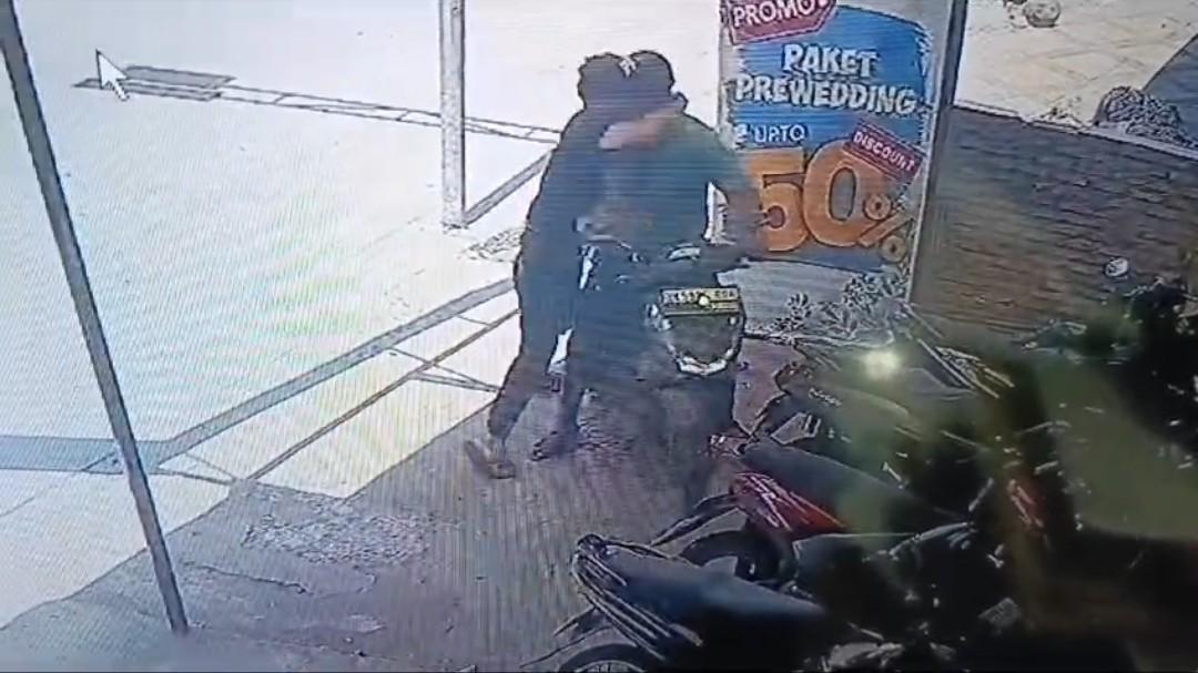 Jepretan-layar-aksi-pencurian-sepeda-motor-di-depan-Bless-Wedding.jpg