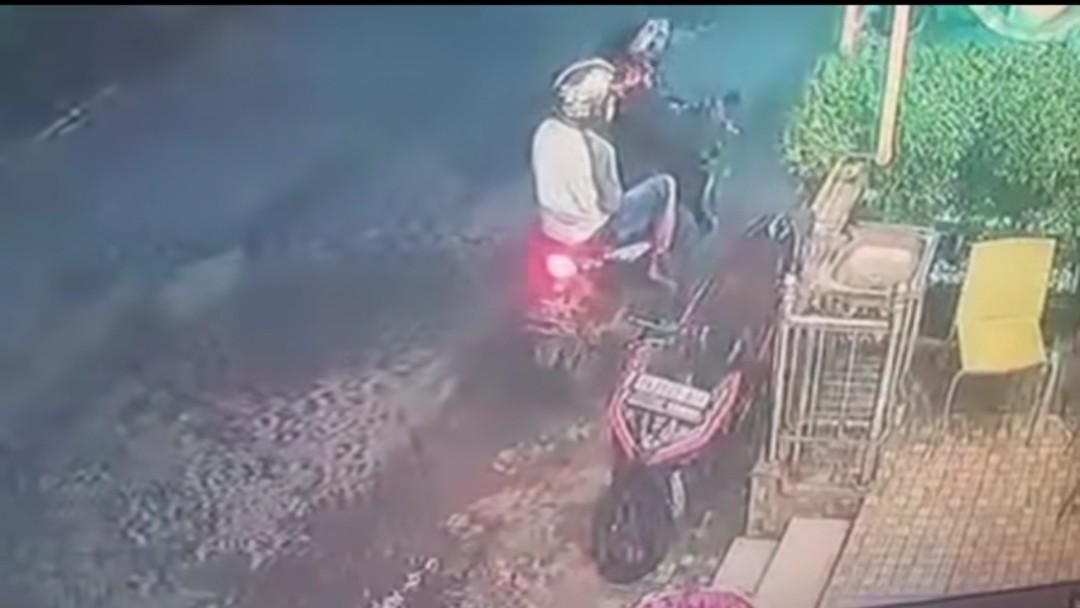 Jepretan-layar-rekaman-CCTV-pencurian-sepeda-motor-milik-karyawan-Restoran.jpg