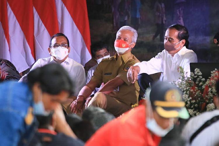 Jokowi-Ganjar-Bersama-Petani-di-Batang.jpg