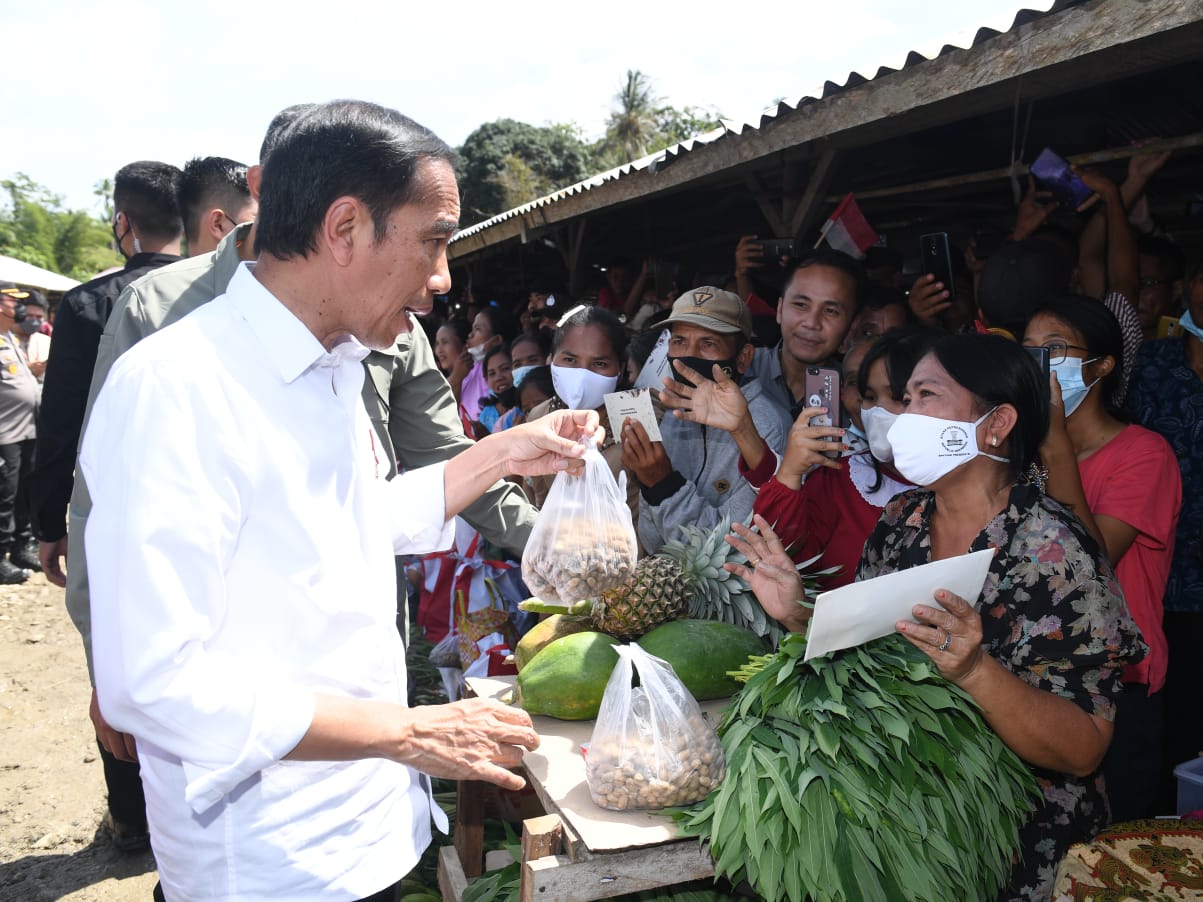 Jokowi-ke-pasar-Alasa-Nias-Utara-Rabu.jpg
