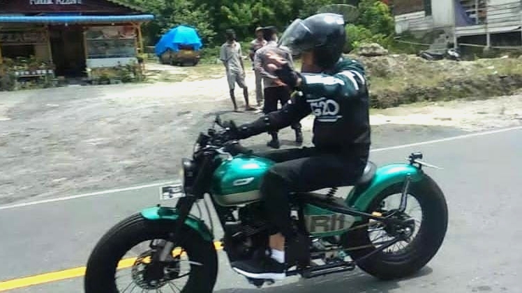 Jokowi-naik-motor-custom-W75.jpg