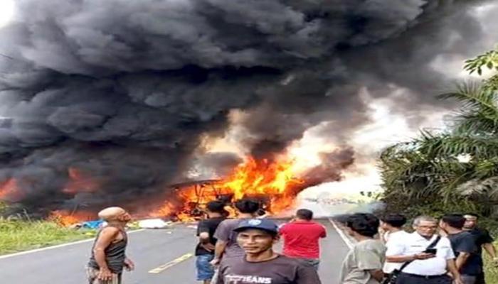 KECELAKAAN-Bus-ALS-16-Orang-Meninggal-Dunia-Terbakar-Usai-Tabrakan-dengan-Mobil-Tangki-Angut-BBM.jpg