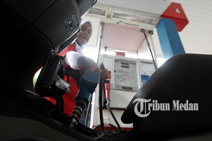 KENAIKAN-HARGA-BBM-NONSUBSIDI-Petugas-melayani.jpg