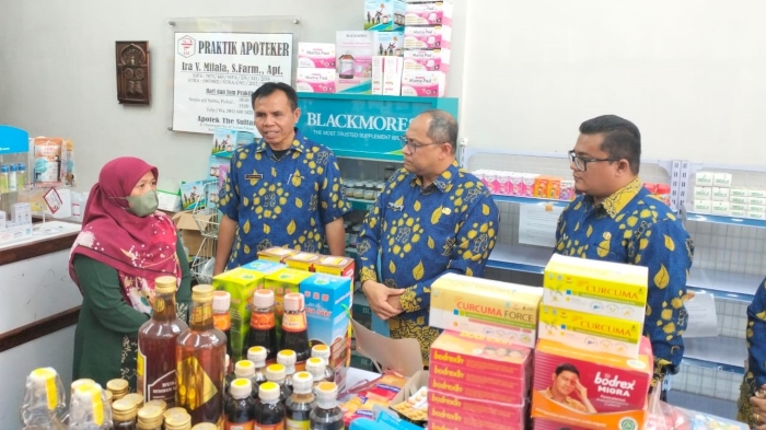 Kadis-Kesehatan-datangi-apotek.jpg
