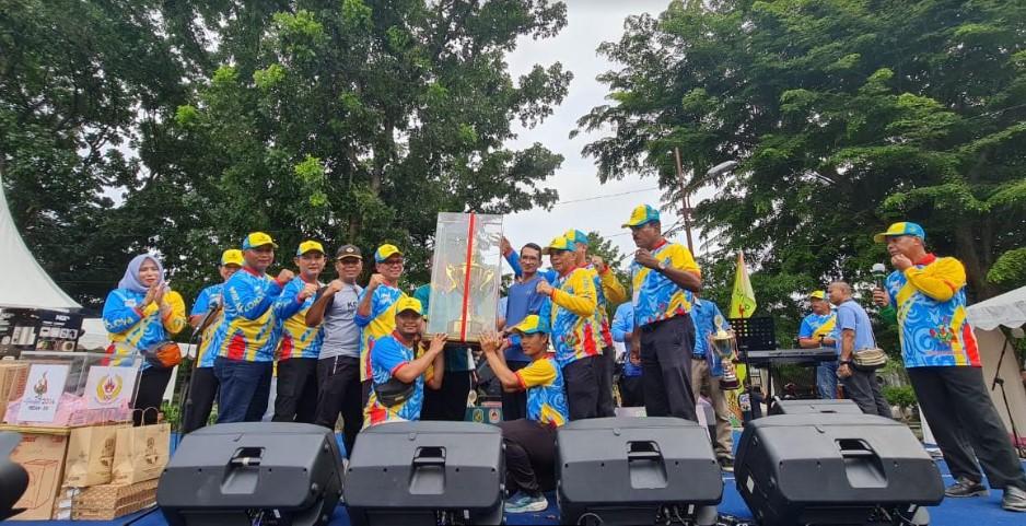 Kadispora-Medan-Dammikrot-Harahap-menyerahkan-Piala-kepada-kontingen-Medan-Deli.jpg
