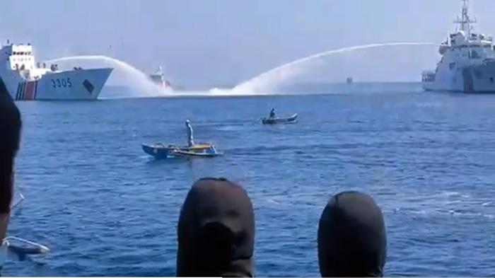 Kapal-penjaga-pantai-china-serang-kapal-filipina-di-LCS.jpg