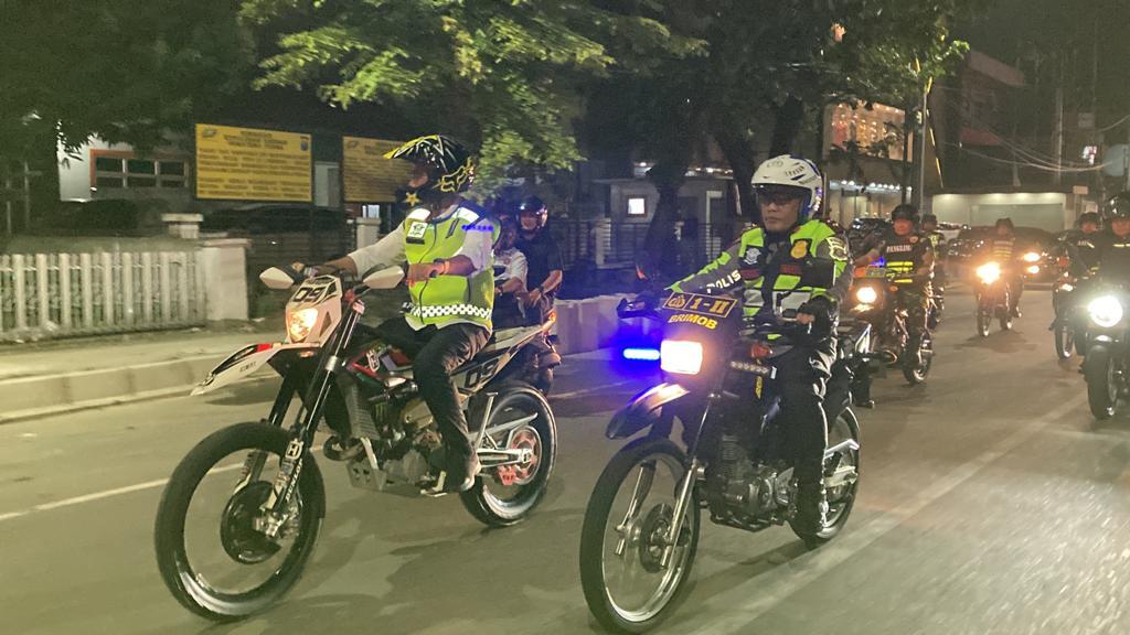 PATROLI Gabungan, Kapolda, Pangdam dan Wagub Naik Motor Trail Keliling Gereja di Malam Natal