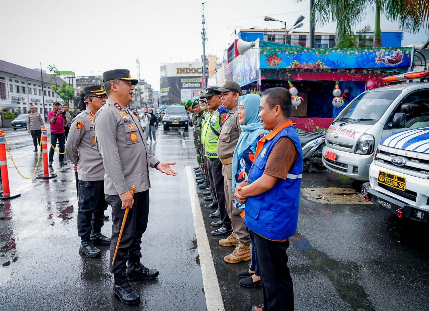 Kapolda-Sumut-Irjen-Pol-Agung-Setya-Imam-Effendi-mengecek-pos-keamanan-di-depan-Gereja-Gloria.jpg