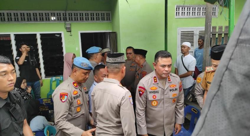 Kapolda-Sumut-Irjen-Whisnu-Hermawan-Februanto-saat-melayat-ke-rumah-duka.jpg
