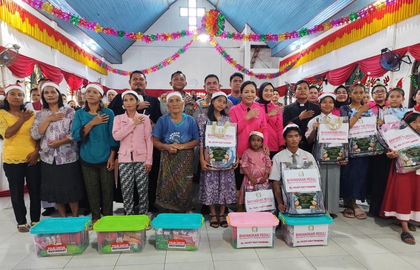 Kapolda-Sumut-Rayakan-Natal-Bersama-Korban-Banjir-Bandang-di-HutaGodang_.jpg