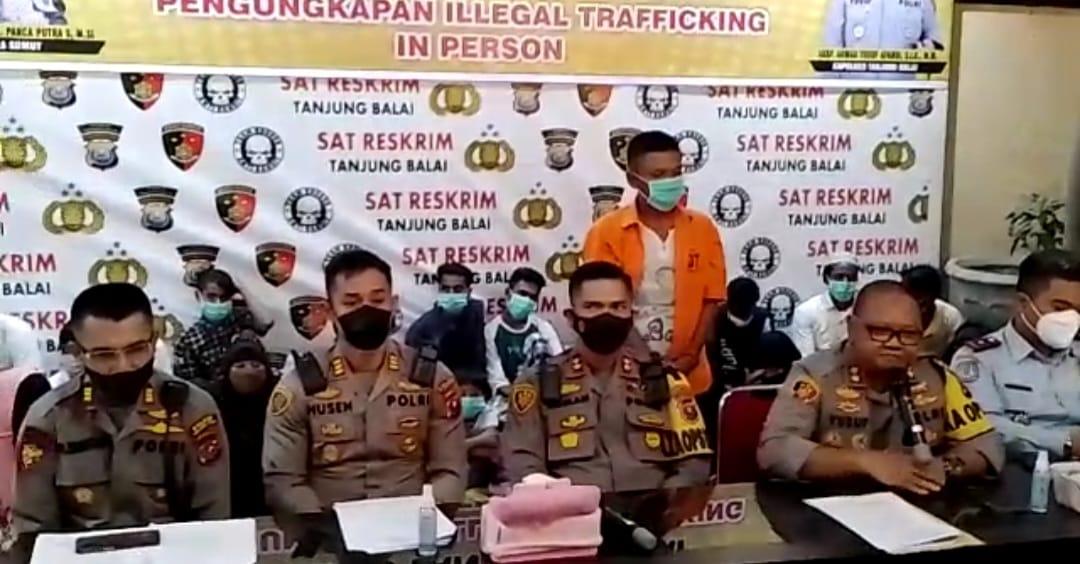 Kapolres-Asahan-AKBP-Roman-Smaradhana-Elhaj-ilegal-traficking.jpg