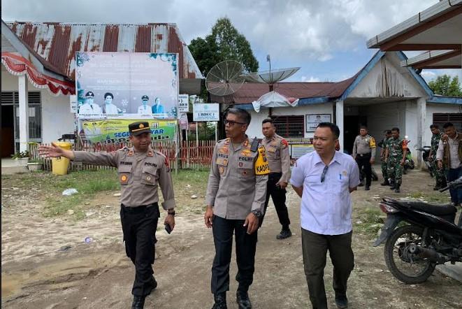 Kapolres-Dairi-AKBP-Agus-Bahari-saat-melakukan-pengecekan-di-PPK-Kecamatan-Parbuluan.jpg