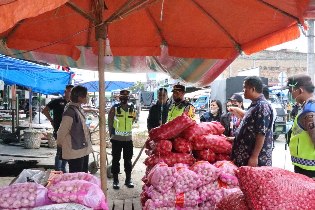 Kapolres-Humbahas-sidak-pasar-cek-sembako.jpg