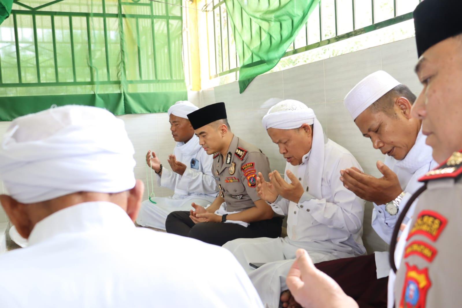 Kapolres Labuhanbatu Jalin Silaturahmi dengan Tuan Guru di Persulukan Al-Barokah