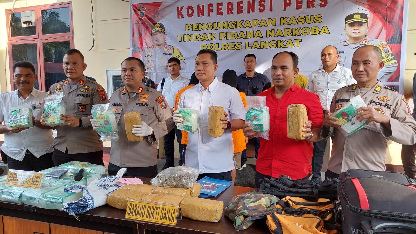Kapolres-Langkat-AKBP-Faisal-Rahmat-Husein-Simatupang-menunjukkan-barang-bukti.jpg