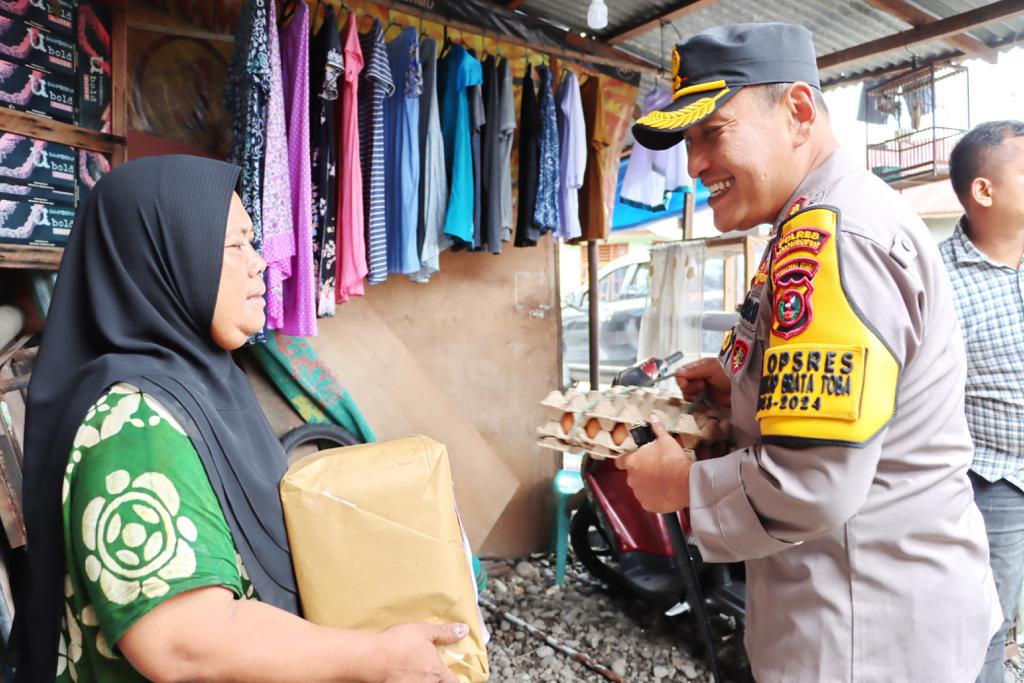 Kapolres-PSP-Serahkan-Bantuan-ke-warga-Lemah.jpg