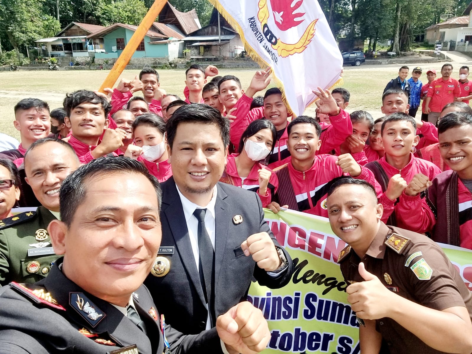 Kapolres-Samosir-AKBP-Josua-Tampubolon-SH-MH-selfi-bersama-para-atlet.jpg