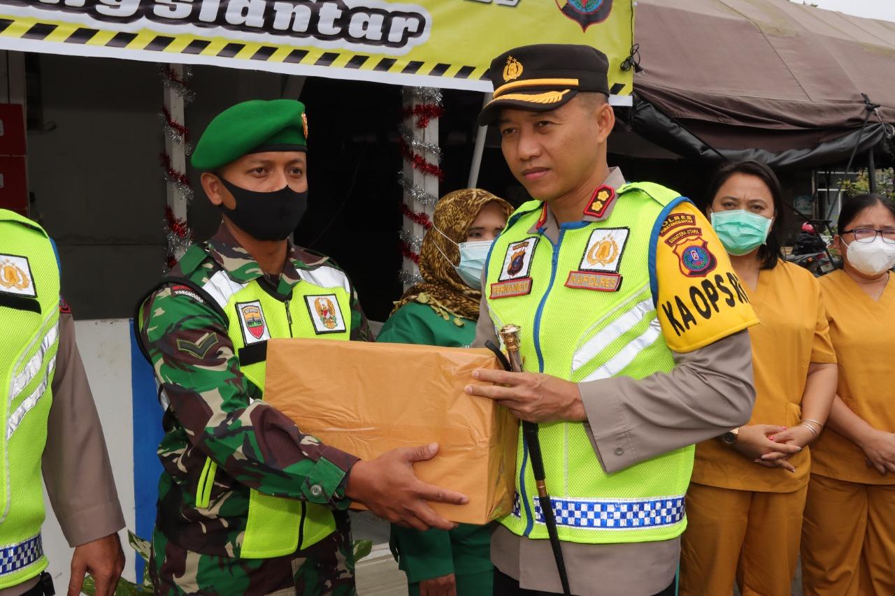 Kapolres-Siantar-AKBP-Fernando-beri-bingkisan-pos-PAM.jpg