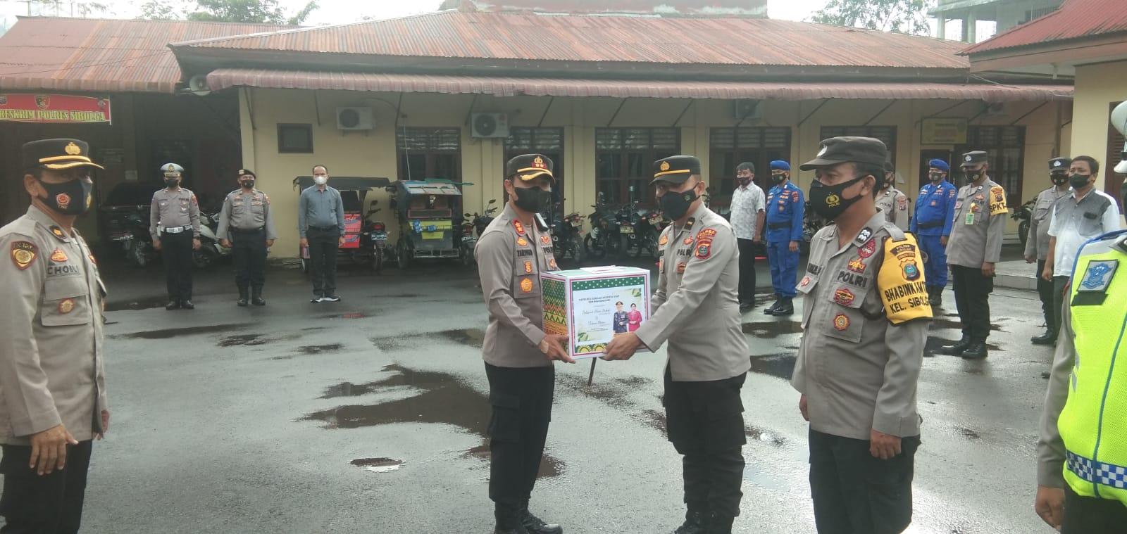 Kapolres-Sibolga-AKBP-Taryono-Raharja-bingkisan-natal-2022.jpg