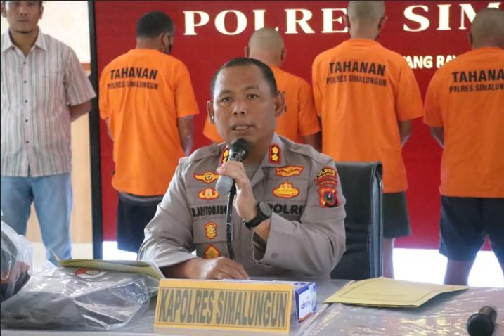 Kapolres-Simalungun-AKBP-Marganda-Aritonang-mengungkapkan-kasus-pencabulan.jpg
