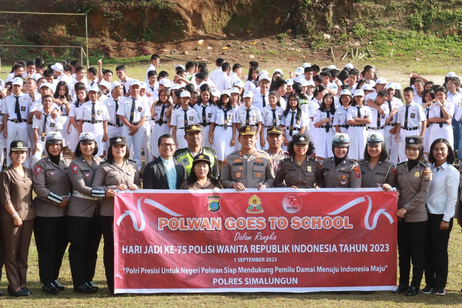 Kapolres-Simalungun-AKBP-Ronald-FC-Sipayung-Foto-bareng-pelajar-3em3.jpg