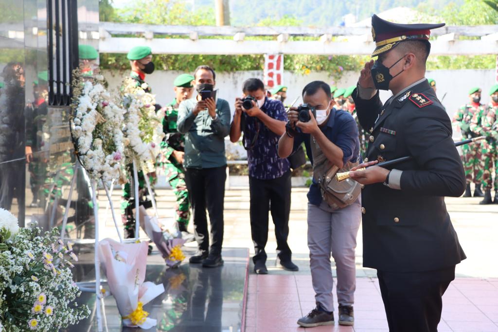 Kapolres-Toba-AKBPAkala-Fikta-Jaya-Ziarah-ke-Makam-Pahlawan-Nasional-Raja-Sisingamangaraja-XII.jpg