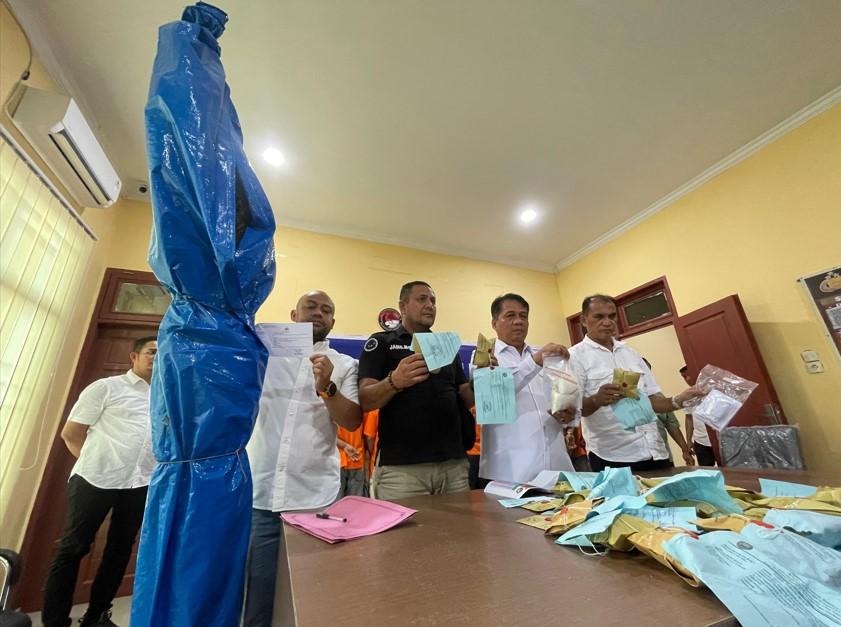 Kasat-Narkoba-Polresta-Deli-Serdang-Kompol-Fery-Kusnadi-menunjukkan-barang-bukti-11.jpg