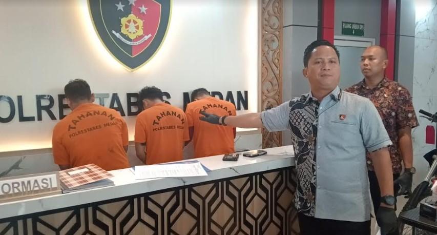 Kasat-Reskrim-Polrestabes-Medan-Kompol-Jama-Kita-Purba-saat-memaparkan-3-pelaku-pencurian.jpg