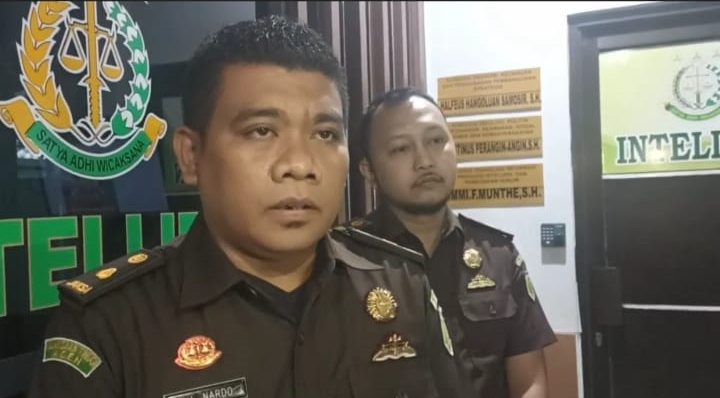 Kasi-Intel-Kejari-Karo-Nardo-Sitepu-kiri-menjelaskan-proses-penyidikan-kasus-dugaan-korupsi.jpg